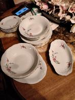 Wit servies met bloemmotief en gouden rand, Ophalen