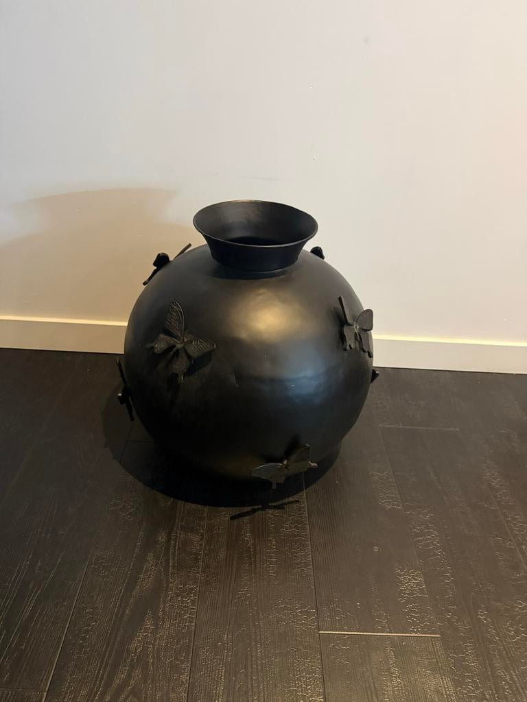 Grote zwarte metalen vaas met vlinders, Ophalen, Overige materialen, 50 tot 75 cm, Zwart