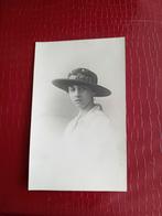 Fotokaart dame met hoed, Ophalen of Verzenden, Voor 1940, Klederdracht