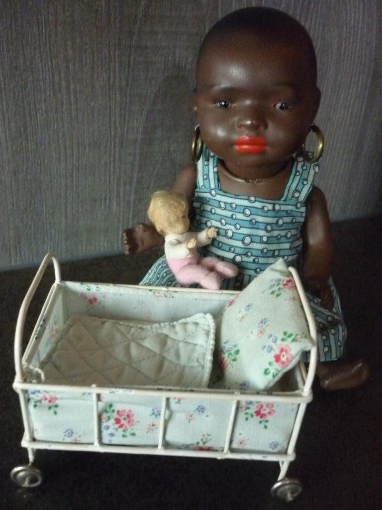 Oud klein poppenbedje op wieltjes., Verzenden