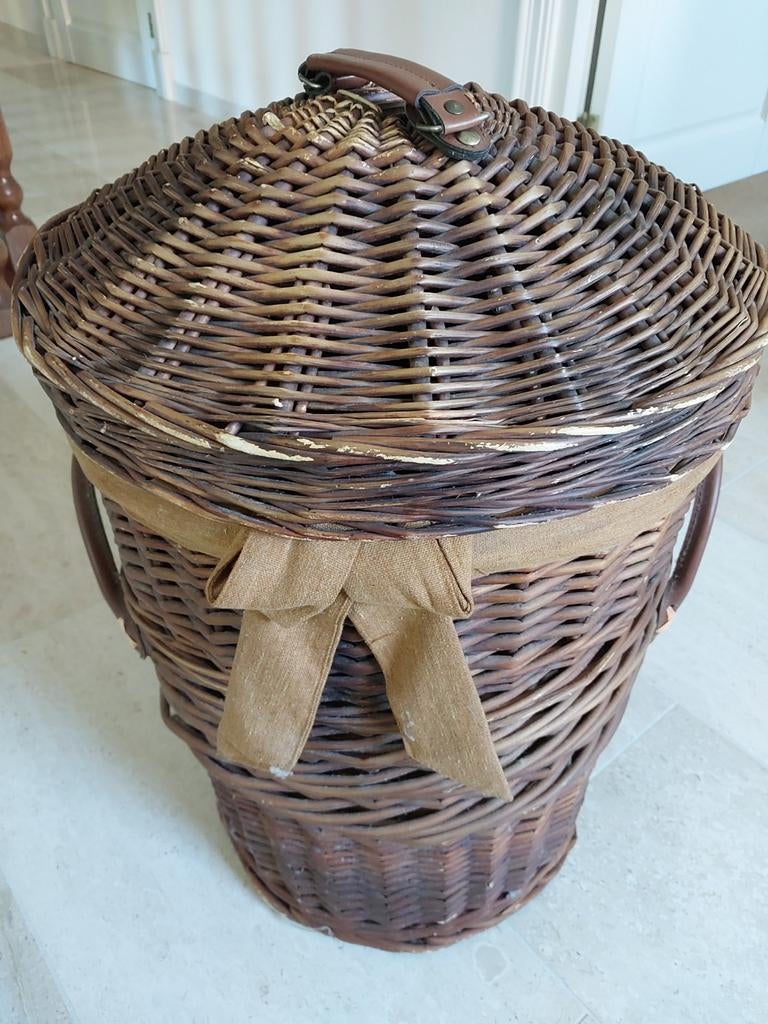 Vintage rieten mand met deksel en handvat, Huis en Inrichting, Woonaccessoires | Schalen en Manden, Gebruikt, Mand, Rond, Riet