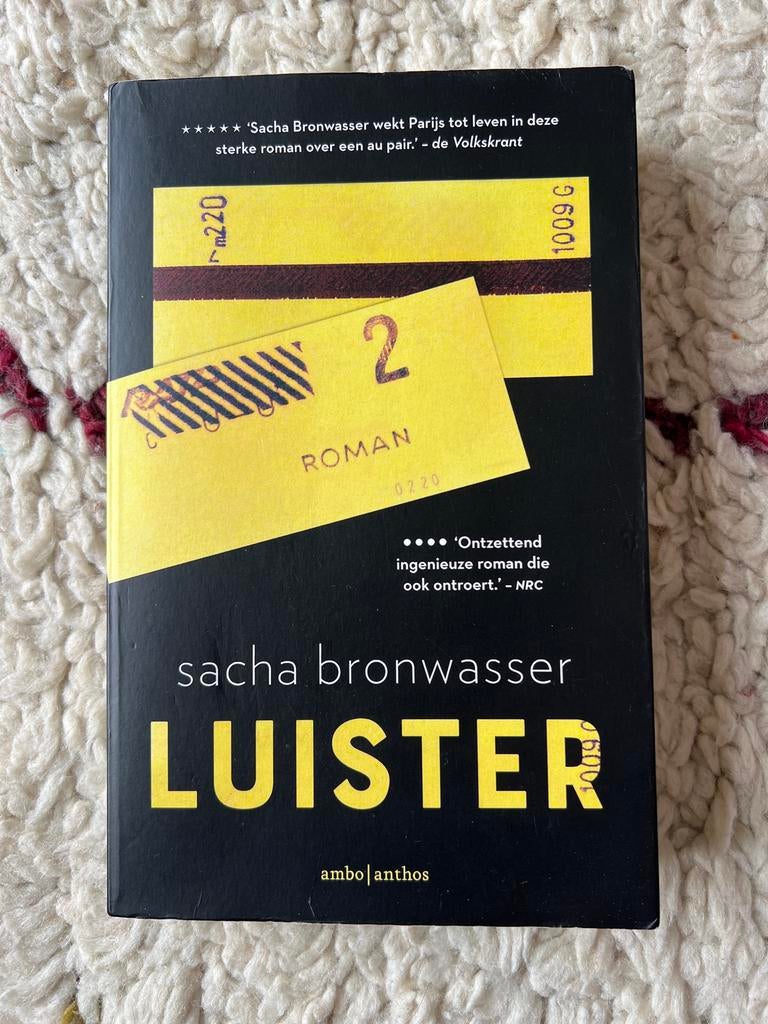 Luister - Sacha Bronwasser (Roman), Boeken, Romans, Ophalen of Verzenden, Zo goed als nieuw, Nederland