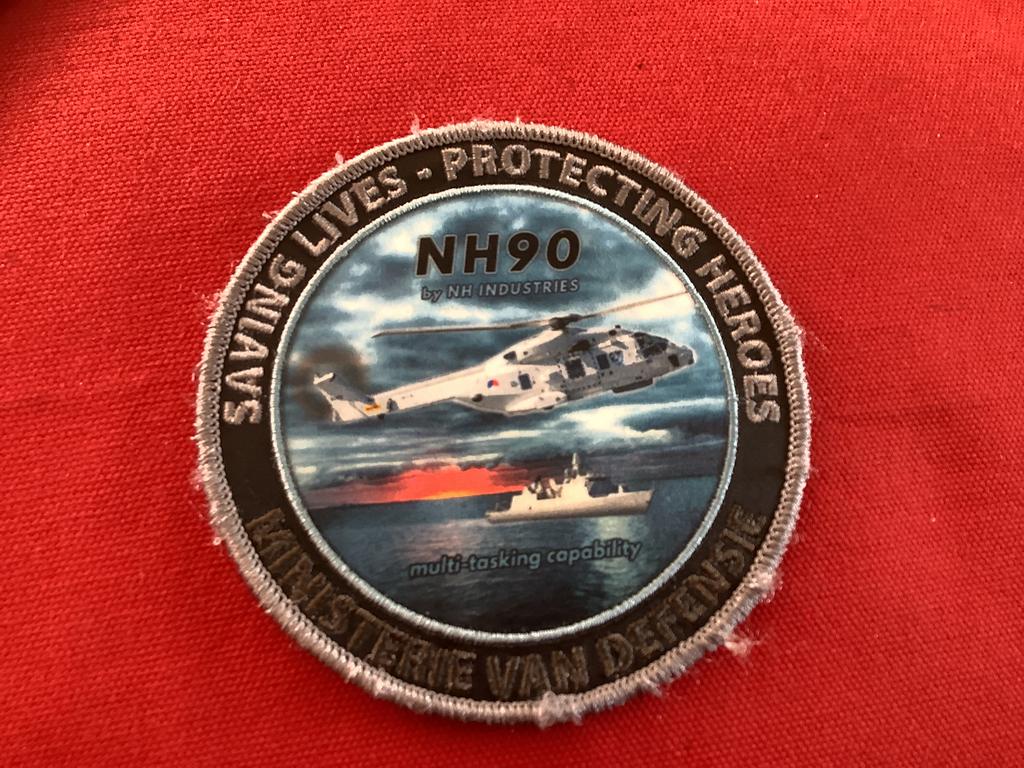 Badge van Minst, van Defensie NH 90 met velcro, Ophalen of Verzenden, Luchtmacht, Nederland, Embleem of Badge