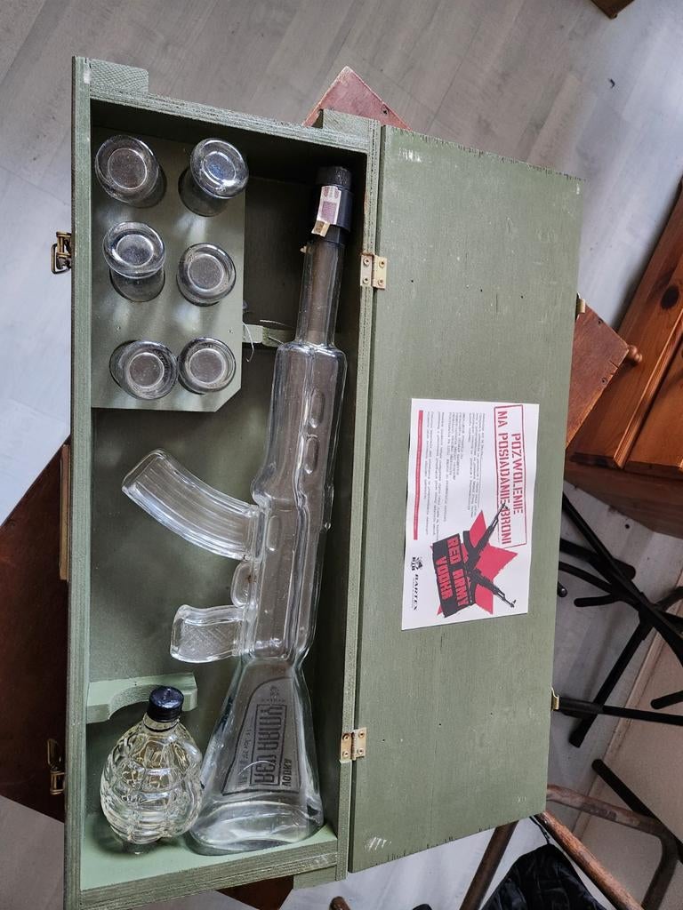 Red army vodka krat wapen, Ophalen of Verzenden, Zo goed als nieuw, Gebruiksvoorwerp