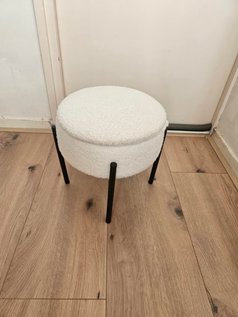VERHUIZING MOET NU WEG - Teddy witte bouclé kleine poef, Ophalen, Zo goed als nieuw, Hout