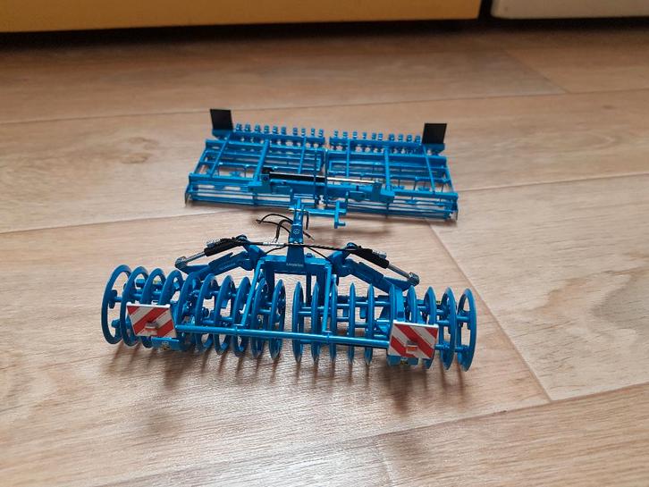 Lemken Variopack en Kompaktor 4m, Hobby en Vrije tijd, Modelauto's | 1:32, Zo goed als nieuw, Tractor of Landbouw, Universal Hobbies