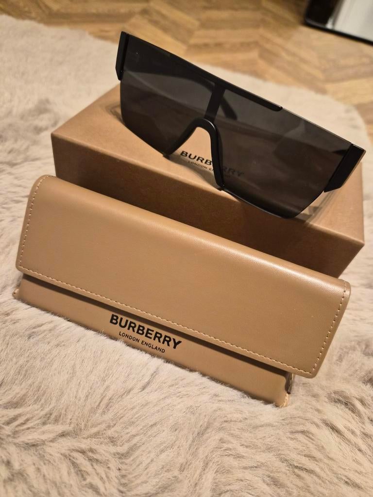 Burberry zonnebril zwart met hoesje, Ophalen of Verzenden
