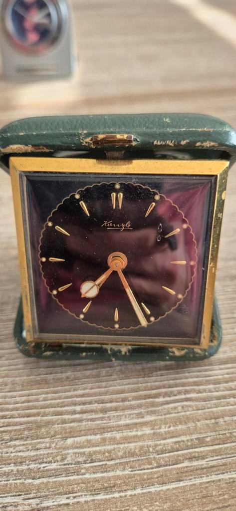 Vintage Kienzle Reiswekker Jaren '50 - Groen Leren Etui, Antiek en Kunst, Antiek | Klokken, Ophalen of Verzenden