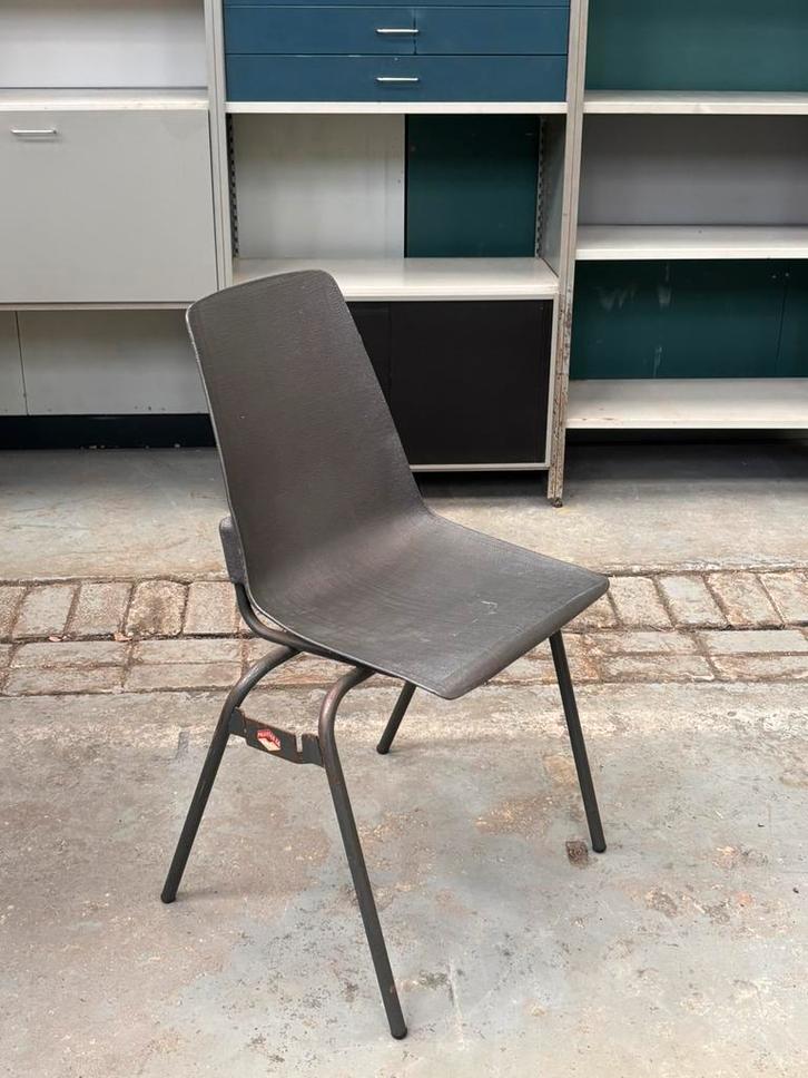Vintage stapelbare stoelen (18x), Huis en Inrichting, Stoelen, Gebruikt, Vijf, Zes of meer stoelen, Kunststof, Metaal, Overige kleuren