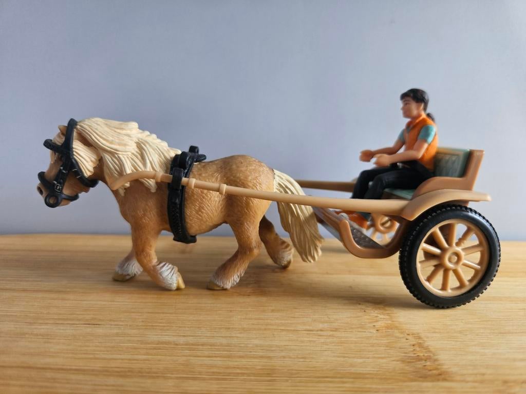 Schleich 42040 Shetlander met sulky uit 2010, Ophalen of Verzenden, Gebruikt, Paard, Beeldje of Figuurtje