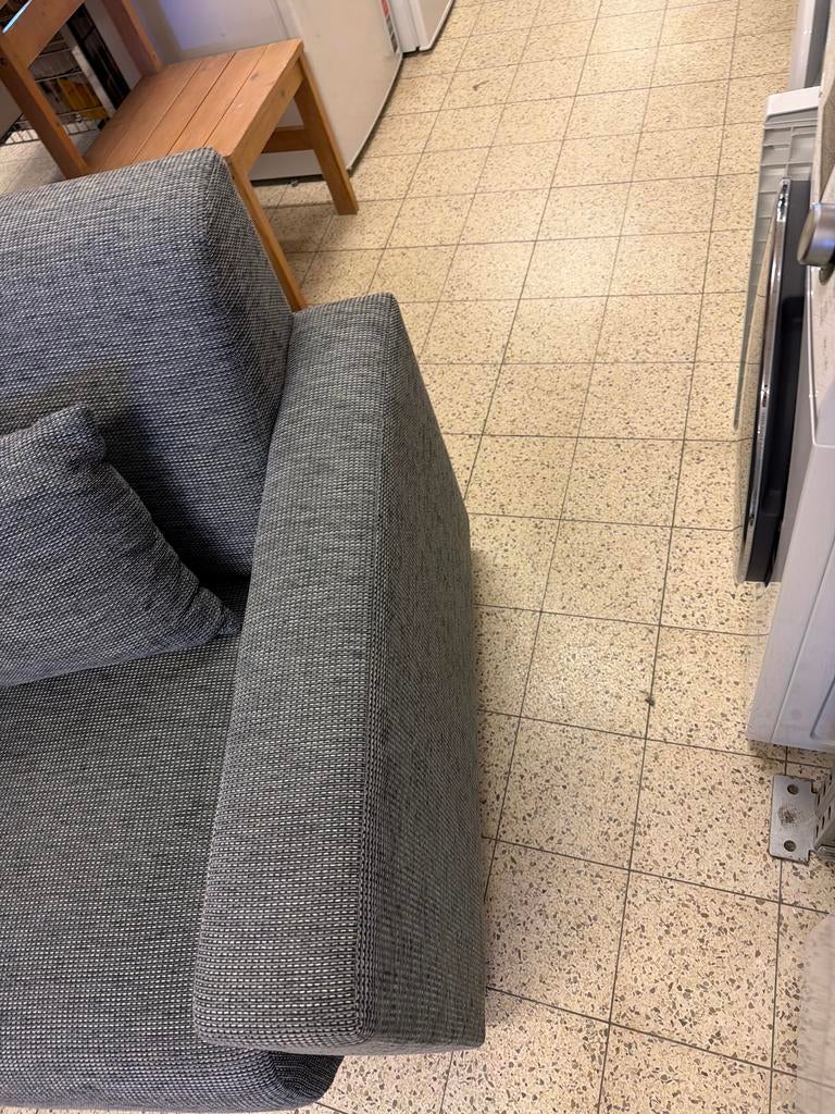 Comfortabele grijze fauteuil met kussen, Huis en Inrichting, Fauteuils, Ophalen, Gebruikt, Kringloop, Kringloop