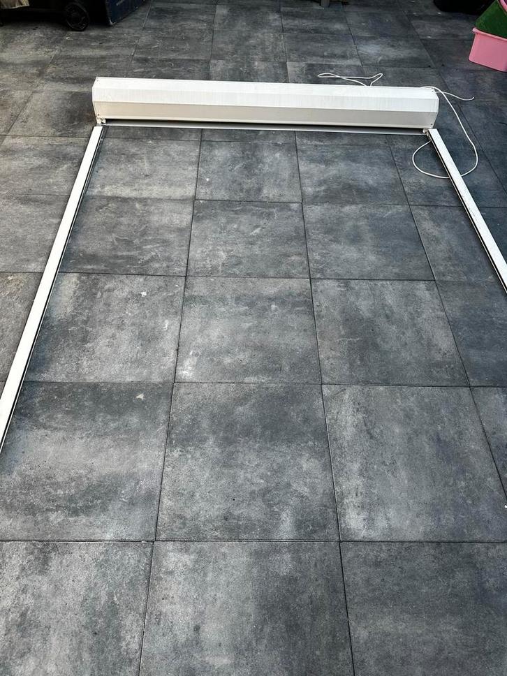 Gebruikte zonwering met 2 afstandsbedieningen, Tuin en Terras, Zonneschermen, Gebruikt, Screen, 150 tot 300 cm, 250 cm tot 450 cm