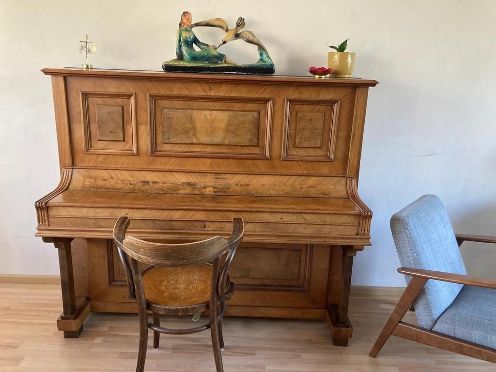 Oude piano wortelnoten uniek meubelstuk gratis af te halen, Muziek en Instrumenten, Piano's, Ophalen, Gebruikt