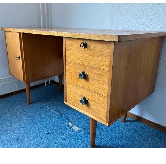 Vintage bureau met lades en opbergvak, Huis en Inrichting, Bureaus, Gebruikt, Bureau, Ophalen