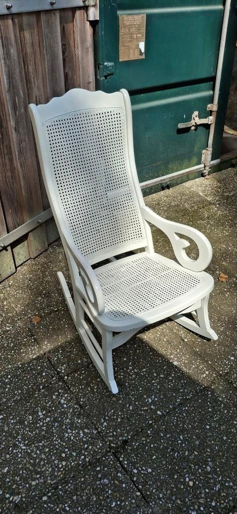 Witte schommelstoel met rotan zitting en rugleuning, Ophalen