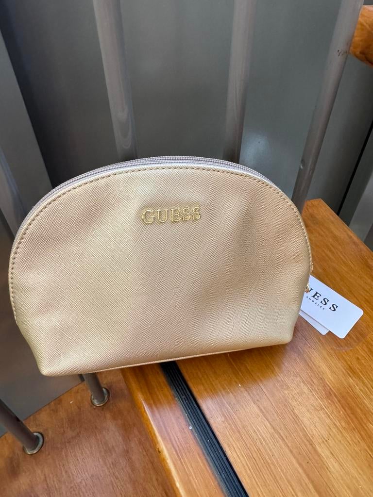 Grote Guess Gouden Toilettas - Nieuw! Met prijskaart., Ophalen of Verzenden, Nieuw, Overige kleuren, Dame