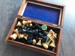 Mooie oude kist met grote verzwaarde schaakstukken, Ophalen of Verzenden, Zo goed als nieuw