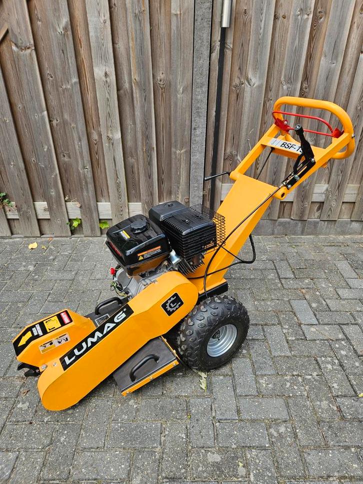 Lumag stobbenfrees te huur!, Doe-het-zelf en Verbouw, Gereedschap | Freesmachines, Zo goed als nieuw, Ophalen of Verzenden