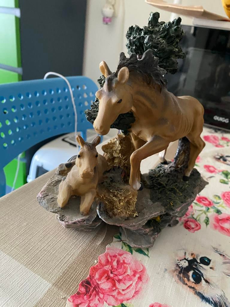 Paarden beeld met boom, Verzamelen, Beelden en Beeldjes, Ophalen of Verzenden, Gebruikt, Dier