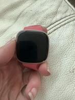 Fitbit Versa 4 roze goud €20 nog in goede staat,, Sieraden, Tassen en Uiterlijk, Smartwatches, Ophalen, Gebruikt, Roze, Android