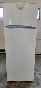 Goedwerkende Indesit koel-vriescombinatie, 139x55 cm, Ophalen, Gebruikt, 200 liter of meer, Met aparte vriezer