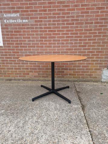 Ronde design tafel met stervoet 120 cm diameter. beschikbaar voor biedingen