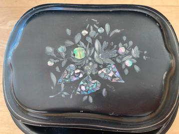 Blikje ingelegd met parelmoer beschikbaar voor biedingen