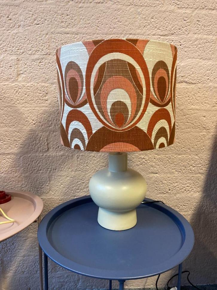 Handgemaakte retro lamp jaren 70 stof bruin beige, Huis en Inrichting, Lampen | Tafellampen, Zo goed als nieuw, Minder dan 50 cm