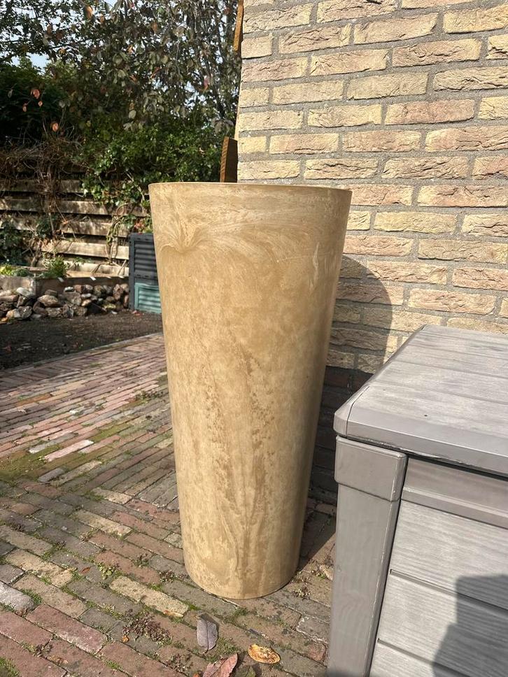 Twee hoge beige bloempotten van Artstone, Tuin en Terras, Bloempotten, Zo goed als nieuw, Kunststof, Binnen, 70 cm of meer, Minder dan 25 cm