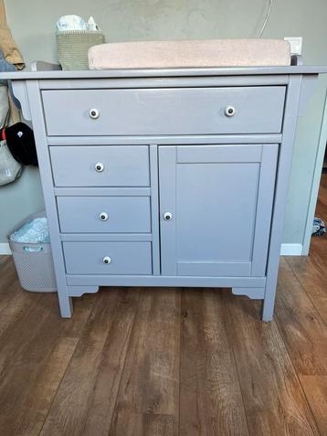 Commode en kledingkast in taupe met vintage knoppen beschikbaar voor biedingen