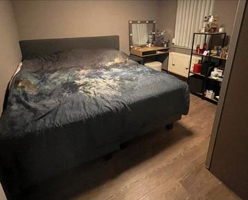 Compleet 2-persoonsbed (180x200) + nachtkastje beschikbaar voor biedingen