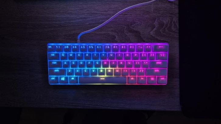 Razer Huntsman Mini (60%) Wit - Clicky Purple Switch - RGB, Computers en Software, Toetsenborden, Zo goed als nieuw, Qwerty, Bedraad