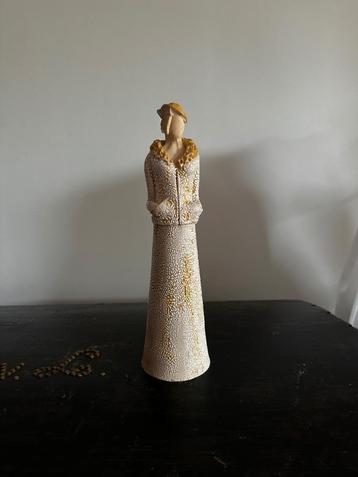 Porseleinen beeldje vrouw – 28 cm hoog beschikbaar voor biedingen