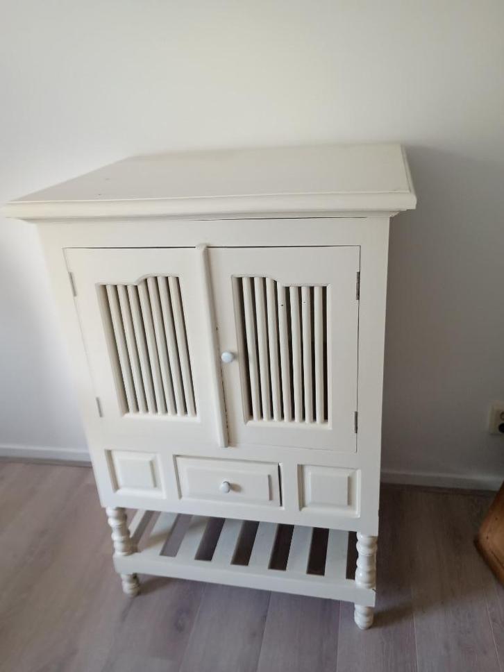 Witte kast met louvre deuren, Huis en Inrichting, Kasten | Kledingkasten, Gebruikt, 100 tot 150 cm, 50 tot 100 cm, 50 tot 75 cm
