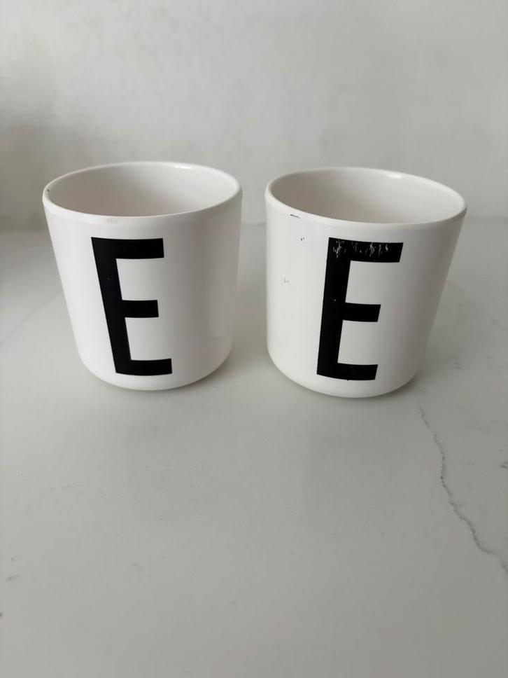 Hippe Bekers kinderbekers plastic wit met letter E, Huis en Inrichting, Keuken | Servies, Gebruikt, Kop(pen) en/of Schotel(s)