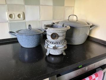 Grijs gewolkte, geëmailleerde pannen en petroleumstel. beschikbaar voor biedingen