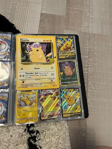 77 zeldzame pokemonkaarten en 1 grote kaart beschikbaar voor biedingen