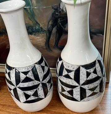 Set van 2 Witte Vazen met Geometrisch Design beschikbaar voor biedingen