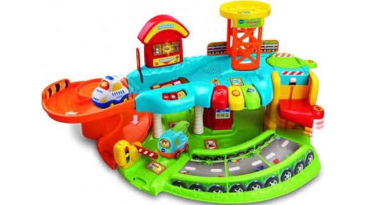 Toet toet garage met extra banen en  2 autos, Kinderen en Baby's, Speelgoed | Vtech, Gebruikt, 2 tot 4 jaar, Ophalen