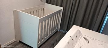 Stevig kinderbedje in hoogte verstelbaar. beschikbaar voor biedingen