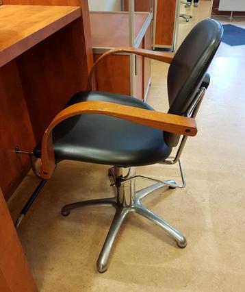 Kapperstoel met pomp beschikbaar voor biedingen