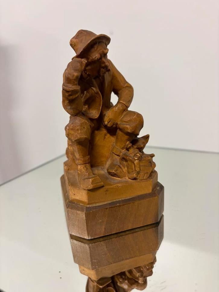 Houten beeldje van zittende man met hoed, Antiek en Kunst, Kunst | Beelden en Houtsnijwerken, Ophalen of Verzenden