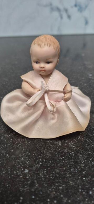Antiek Porseleinen Babypopje 10cm. beschikbaar voor biedingen