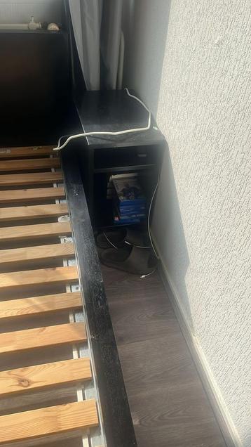 2 zwarte houten nachtkastjes. Gebruikt.  beschikbaar voor biedingen