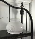 Keramische witte uien soepkom met leeuwenkoppen, Huis en Inrichting, Keuken | Servies, Ophalen of Verzenden, Zo goed als nieuw