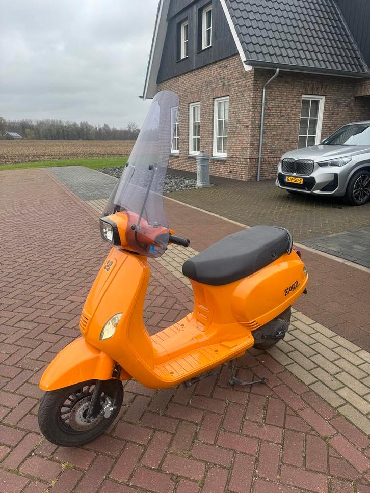 Snorscooter AGM VX50S - Oranje, Fietsen en Brommers, Snorfietsen en Snorscooters, Gebruikt, Overige merken, Benzine, Ophalen