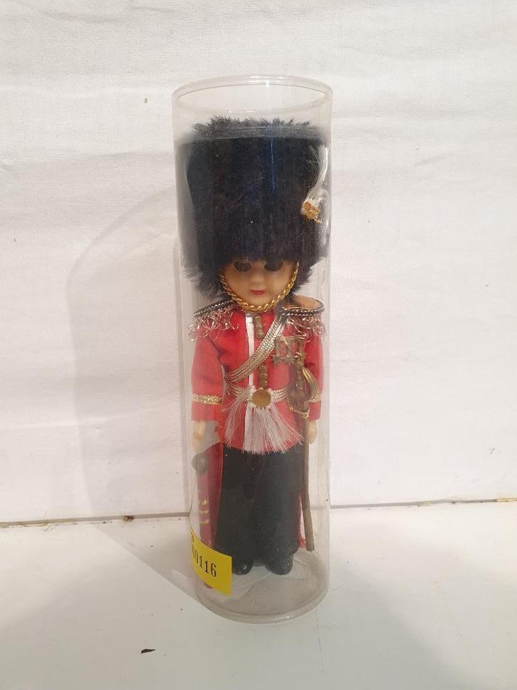 engelse bewaker pop, Verzamelen, Poppen, Zo goed als nieuw, Pop, Ophalen of Verzenden