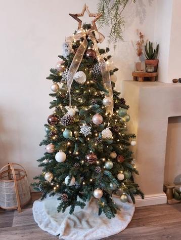 Kerstboom met decoratie en verlichting  beschikbaar voor biedingen