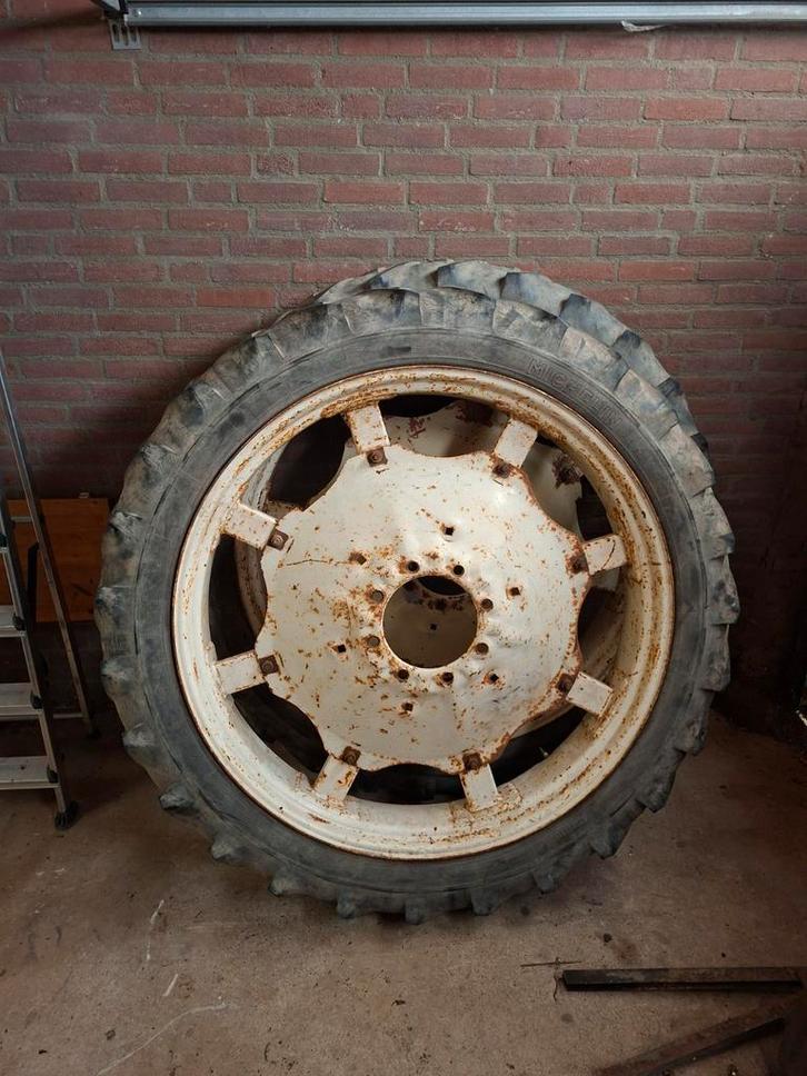 Tractor wielen banden 230 9.5 r44, Zakelijke goederen, Agrarisch | Onderdelen | Banden, Velgen en Assen, Ophalen