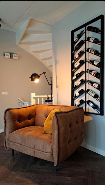 Leren fauteuil en wijnrek te koop beschikbaar voor biedingen